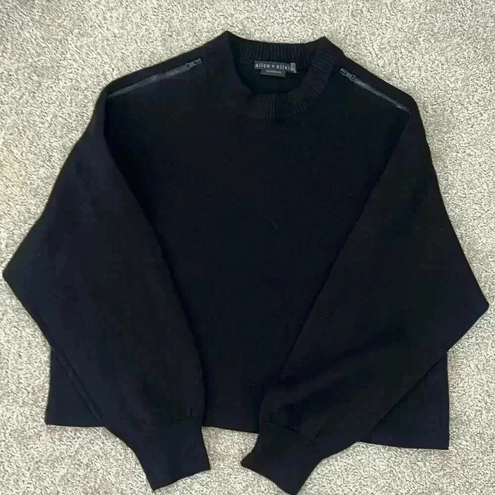 Alice & Olivia Tera Cutout Shoulder Pullover Zip Detail Sweater - Black -M